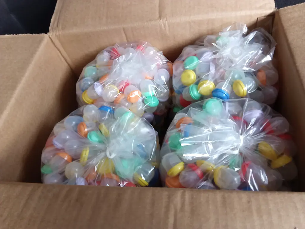 BOX OF PLASTIC CAPSULES FULL OF COSTUME JEWELLERY FOR VENDING MACHINE Image 1++