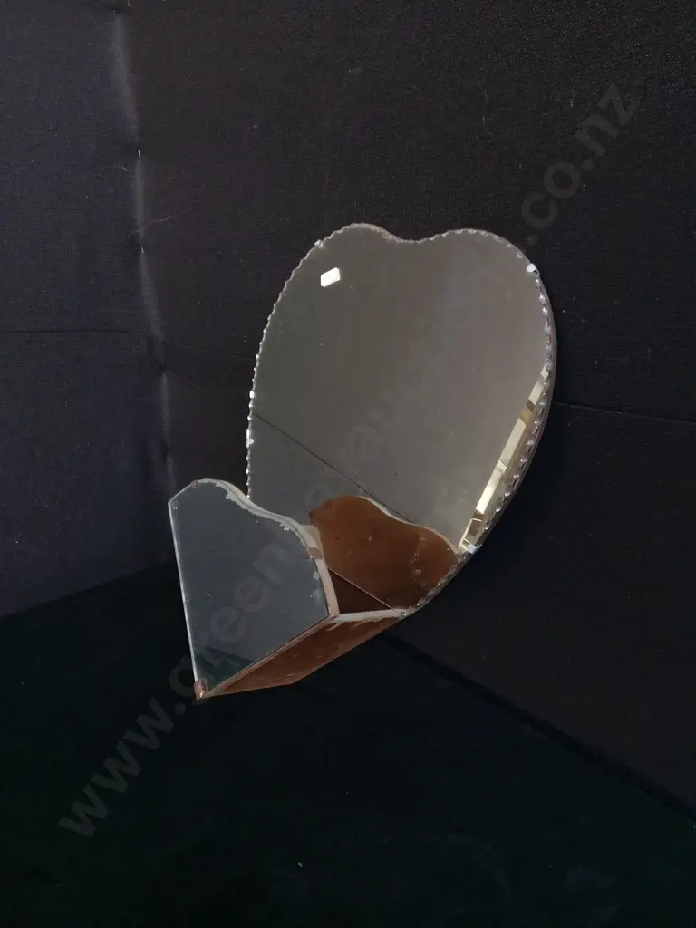 HEART SHAPED WALL MIRROR WITH STORAGE Image 1++