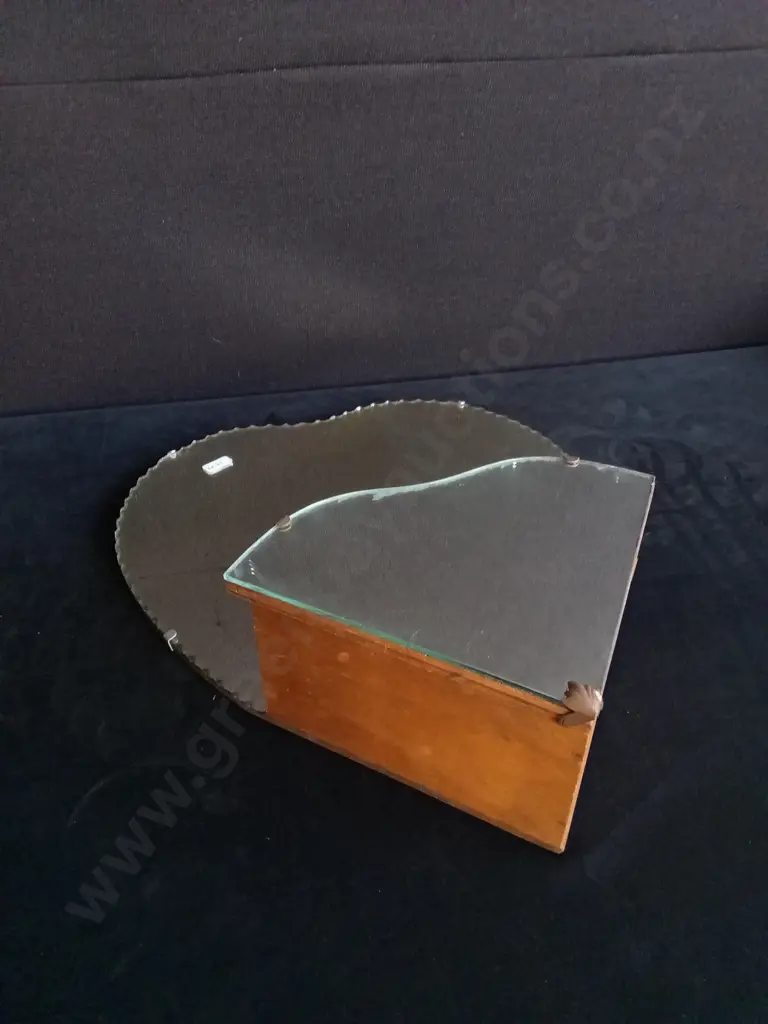 HEART SHAPED WALL MIRROR WITH STORAGE Image 1++