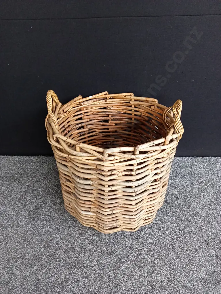 LARGE WICKER BASKET Image 1++