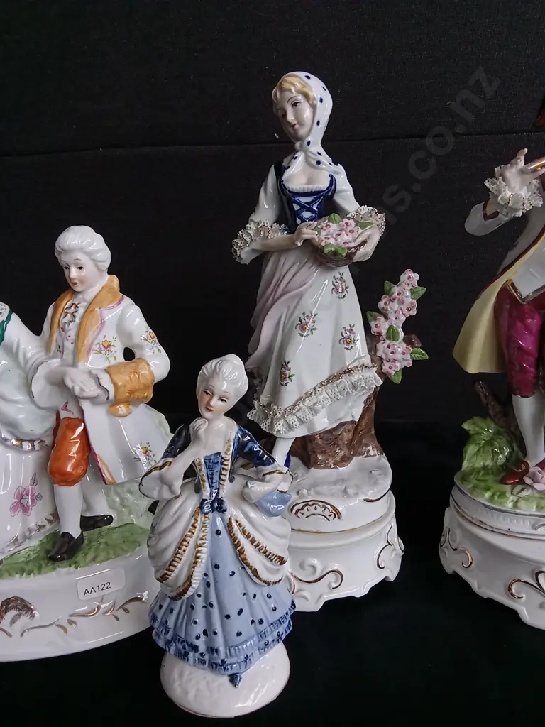 COLLECTION OF VINTAGE VICTORIAN STYLE PORCELAIN FIGURES Image 1++