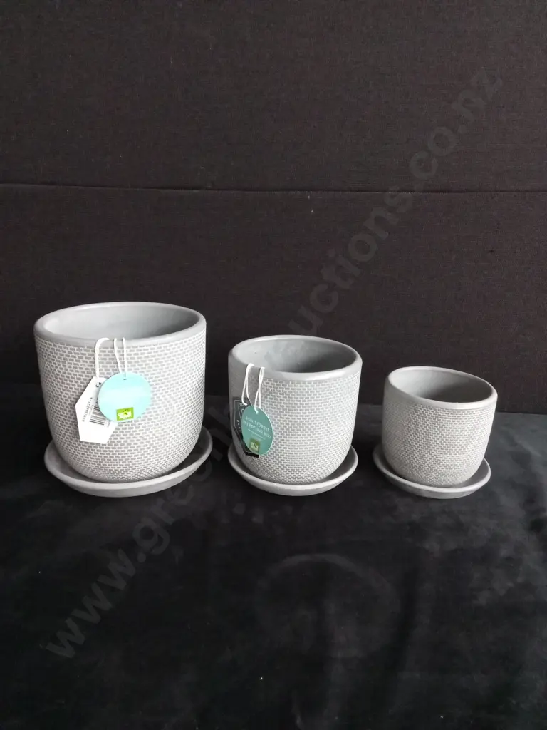 SET OF 3 NEW MATCHING POTTERY PLANT POTS WITH BASE. NEW WITH TAGS 17CM, 14CM AND 11CM Image 1++