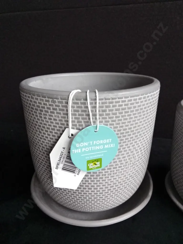 SET OF 3 NEW MATCHING POTTERY PLANT POTS WITH BASE. NEW WITH TAGS 17CM, 14CM AND 11CM Image 1++