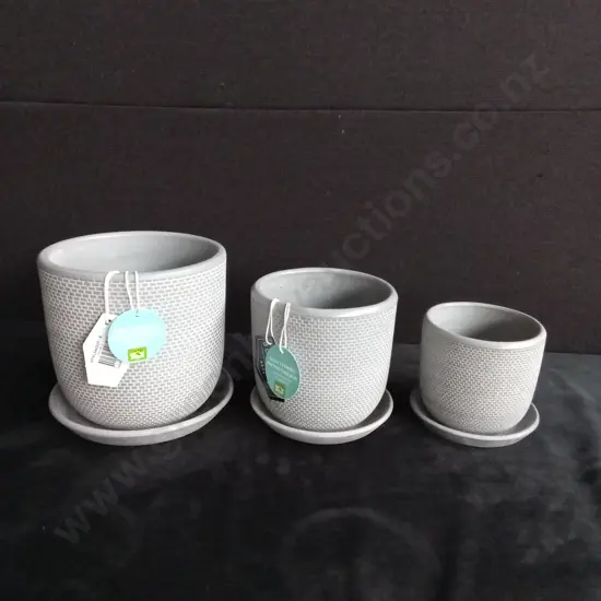SET OF 3 NEW MATCHING POTTERY PLANT POTS WITH BASE. NEW WITH TAGS 17CM, 14CM AND 11CM
