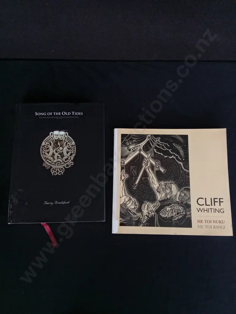 2 PIECES NEW ZEALAND BOOKS Image 1++