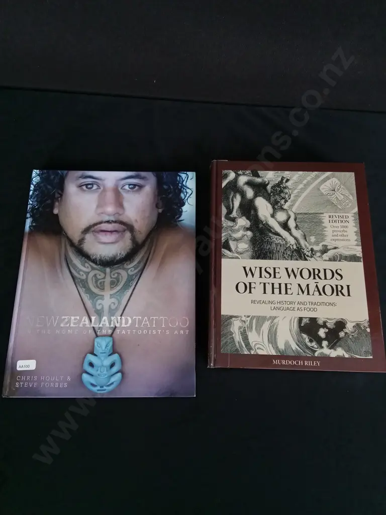 2 PIECES NEW ZEALAND BOOKS Image 1++