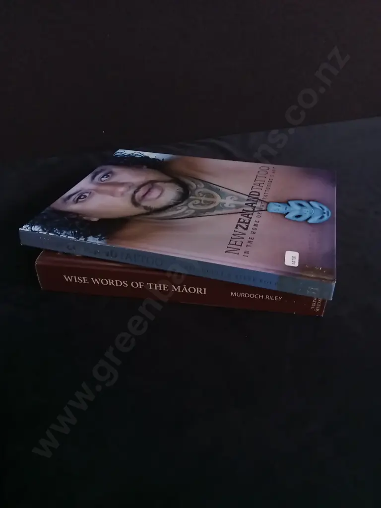 2 PIECES NEW ZEALAND BOOKS Image 1++