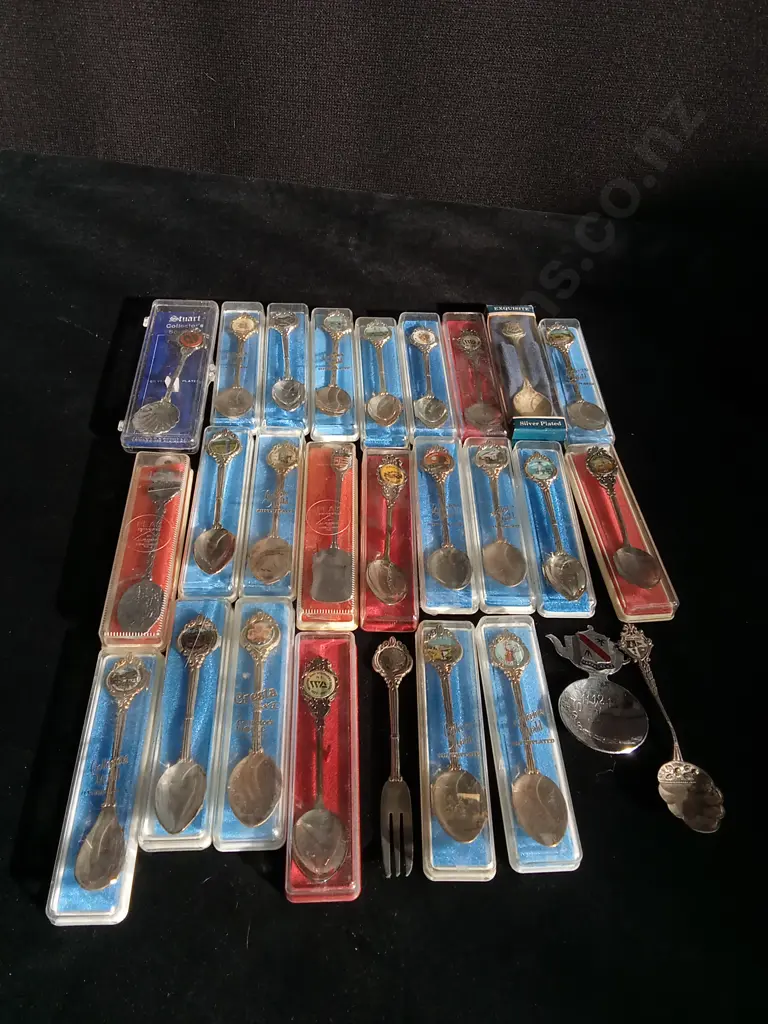 COLLECTION OF VINTAGE SPOONS Image 1++