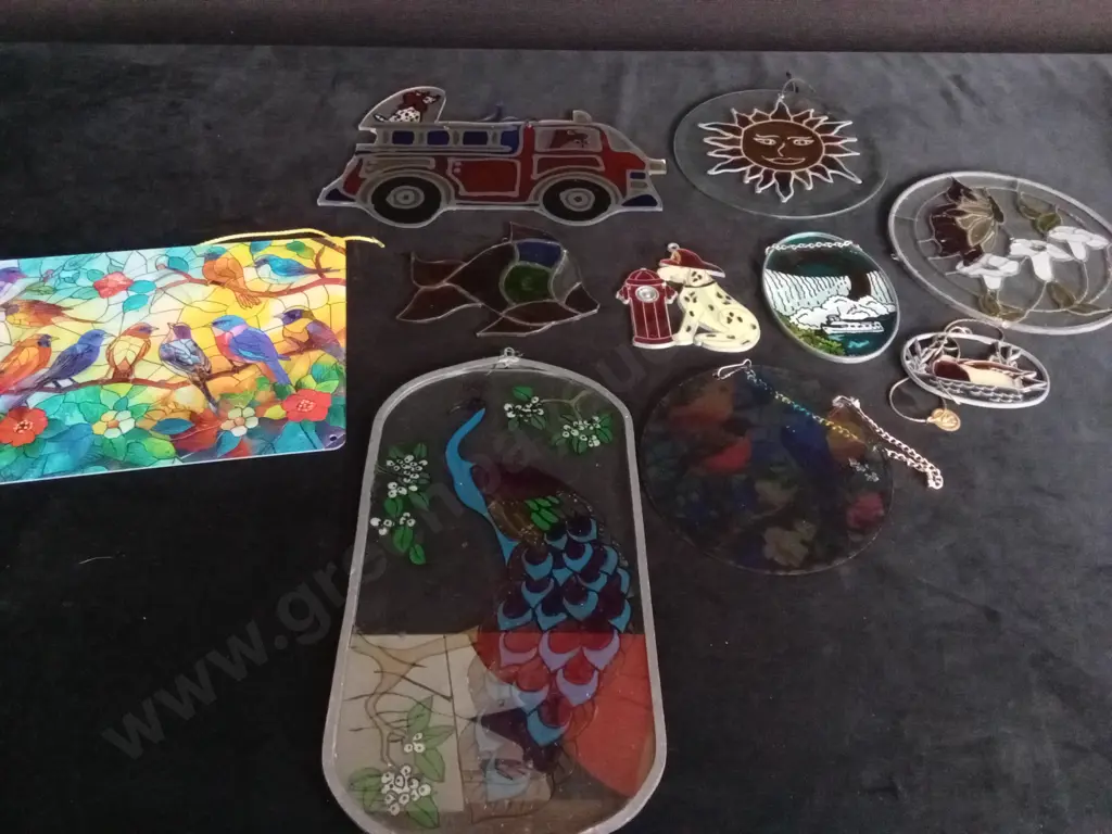 ASSORTED STAINED GLASS STYLE DECORATIVE ITEMS Image 1++