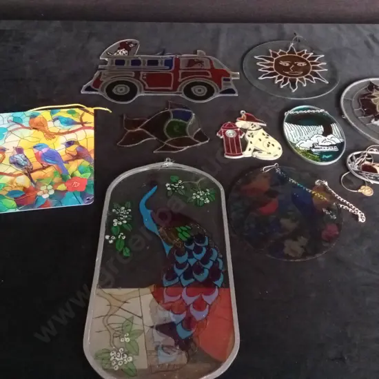 ASSORTED STAINED GLASS STYLE DECORATIVE ITEMS