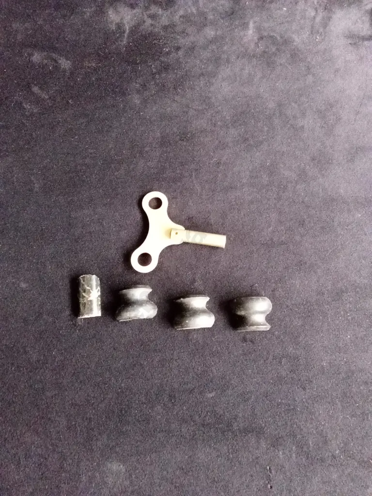 ANTIQUE MARBLE MANTEL CLOCK, DAMAGED AS SHOWN IN PHOTO Image 1++