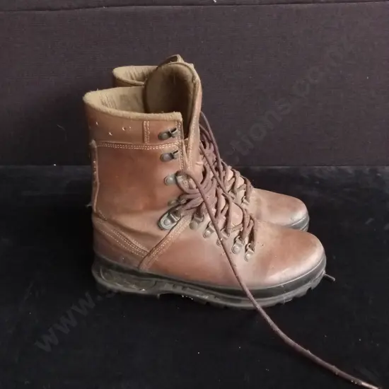 VINTAGE LEATHER WORK BOOTS SOLE MEASURES 30 CM