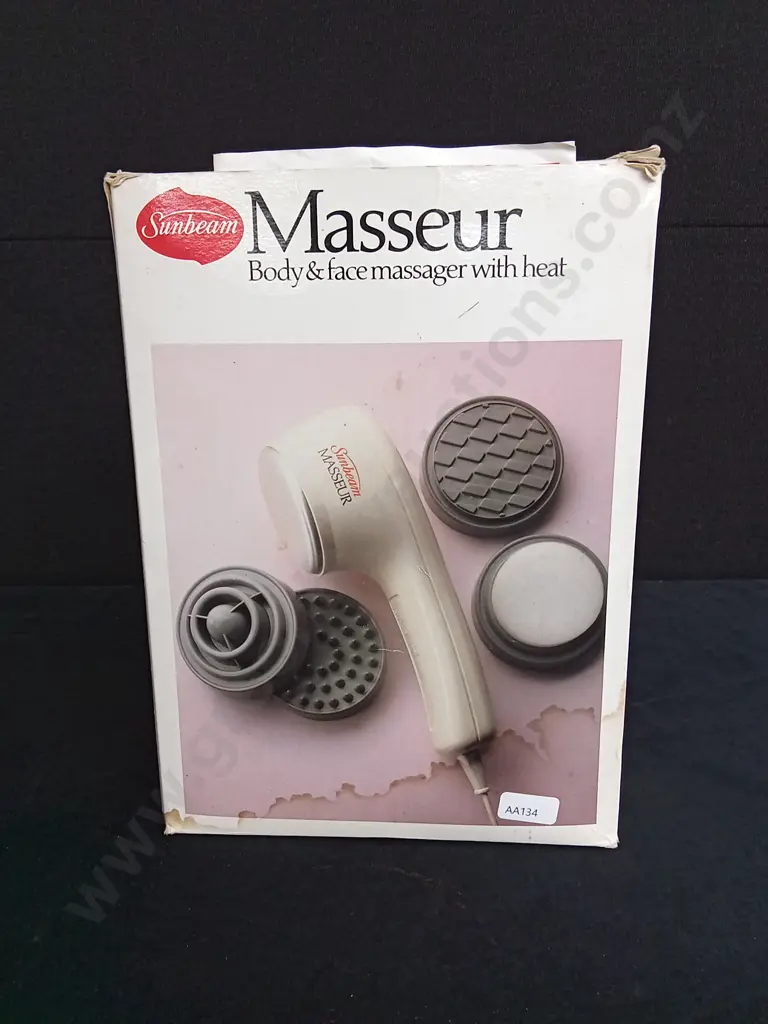 SUNBEAM MASSEUR BODY AND FACE MASSAGER WITH HEAT WORKING Image 1++