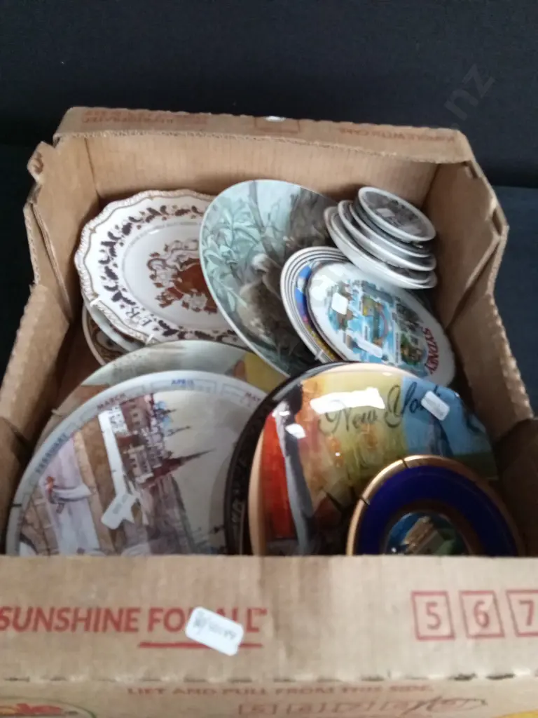 BOX OF PLATES Image 1++