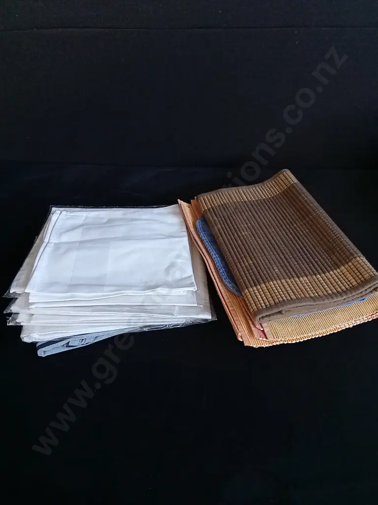 BRAND NEW NAPKINS AND PLACE MATS Image 1++