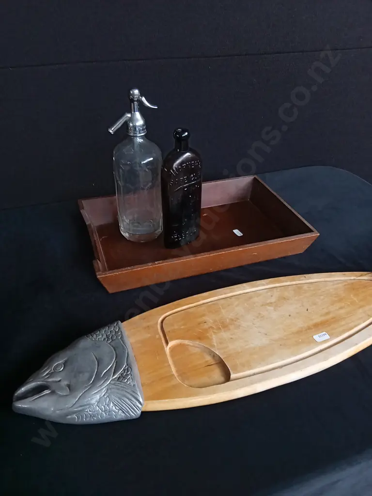 4 PIECES BOTTLES AND WOODEN BOARDS Image 1++
