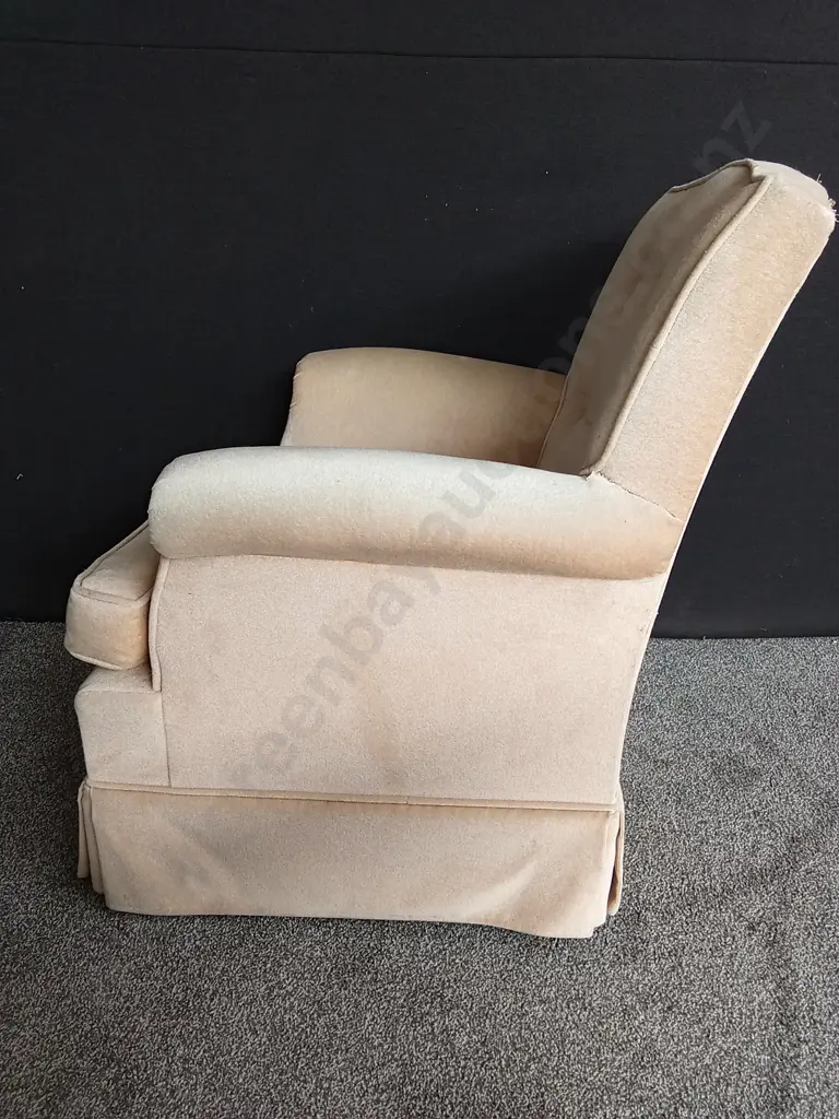 VINTAGE HOLLYWOOD REGENCY STYLE CHAIR - FREYING AT THE TOP BACK Image 1++