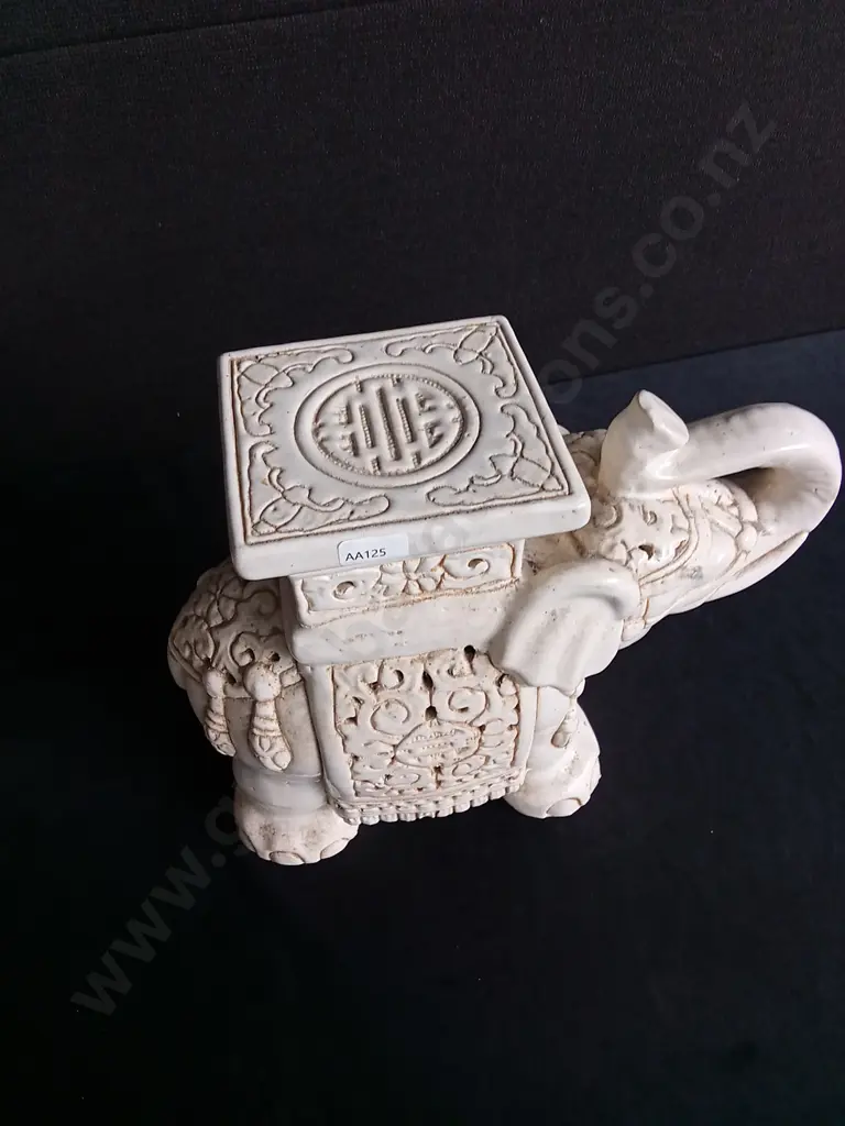 DECORATIVE ELEPHANT STAND Image 1++