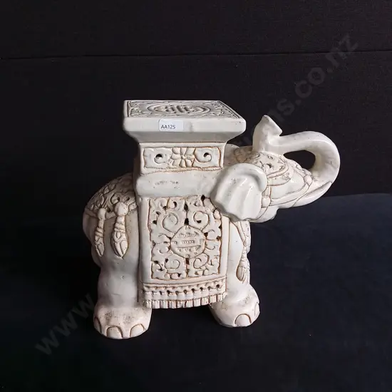 DECORATIVE ELEPHANT STAND