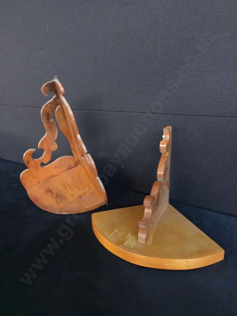 2 PIECES WOODEN CORNER DISPLAY SHELFS Image 1++