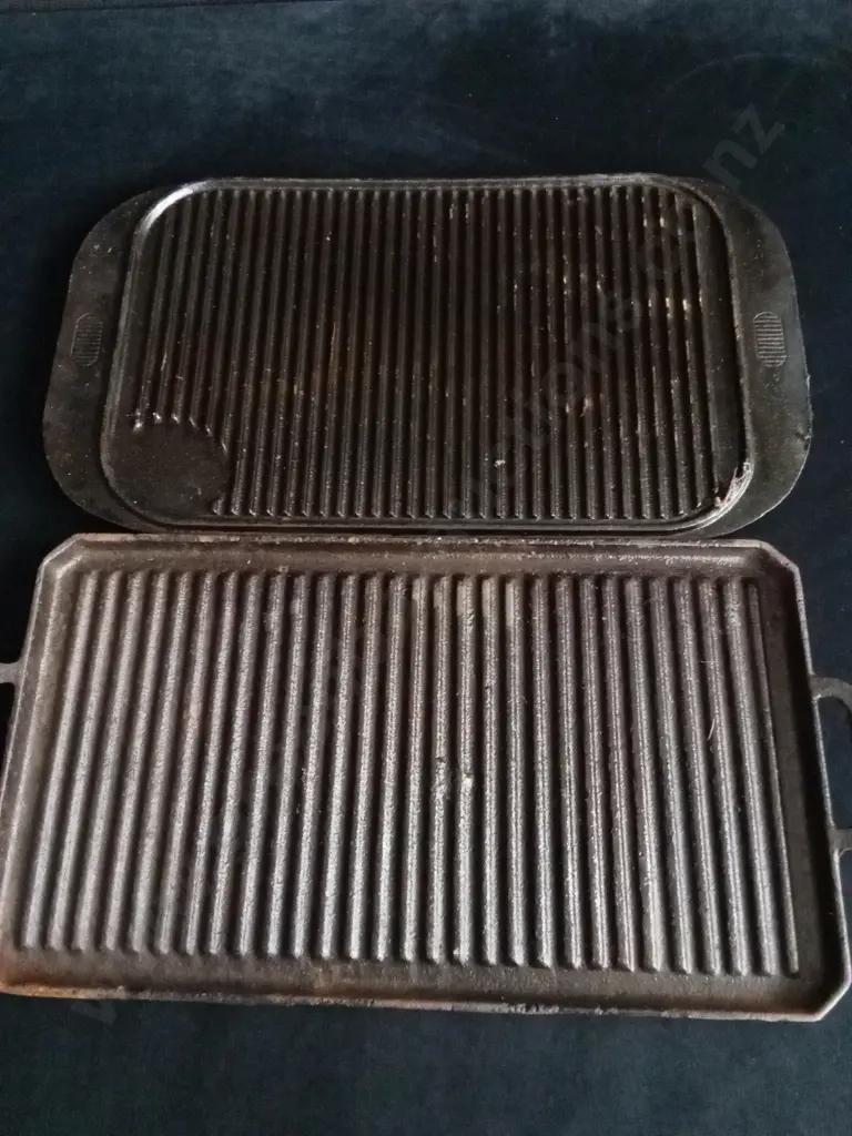 VINTAGE CAST IRON GRIDDLE PANS Image 1++