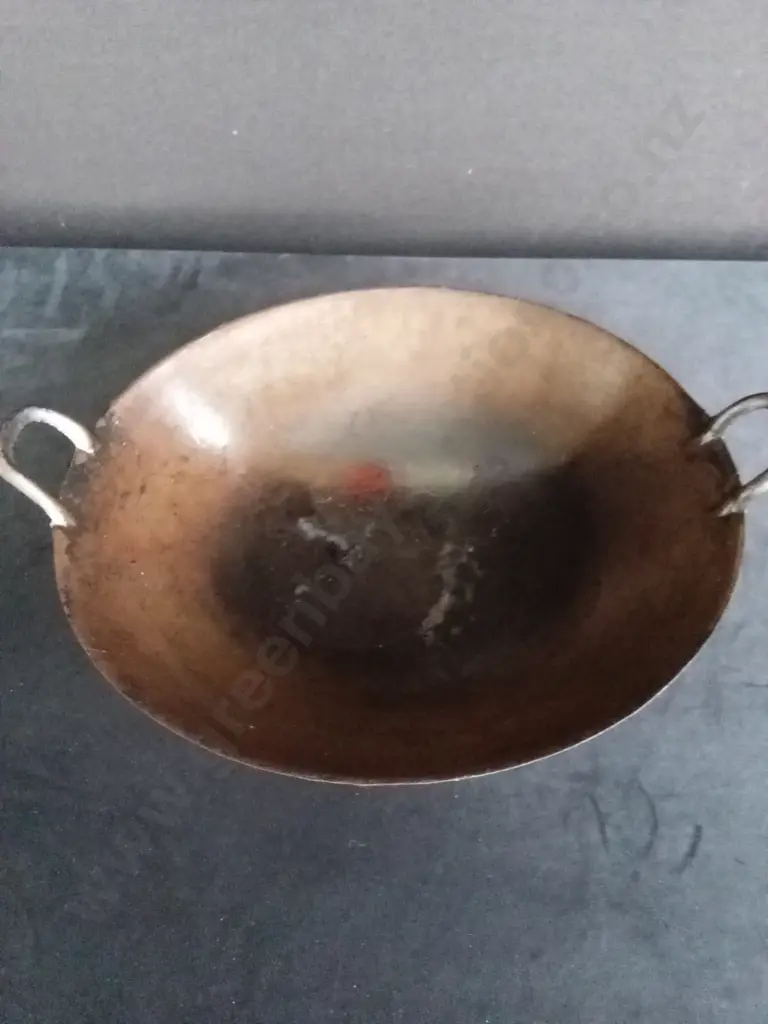 VINTAGE CAST IRON ROUND WOK ON STAND Image 1++