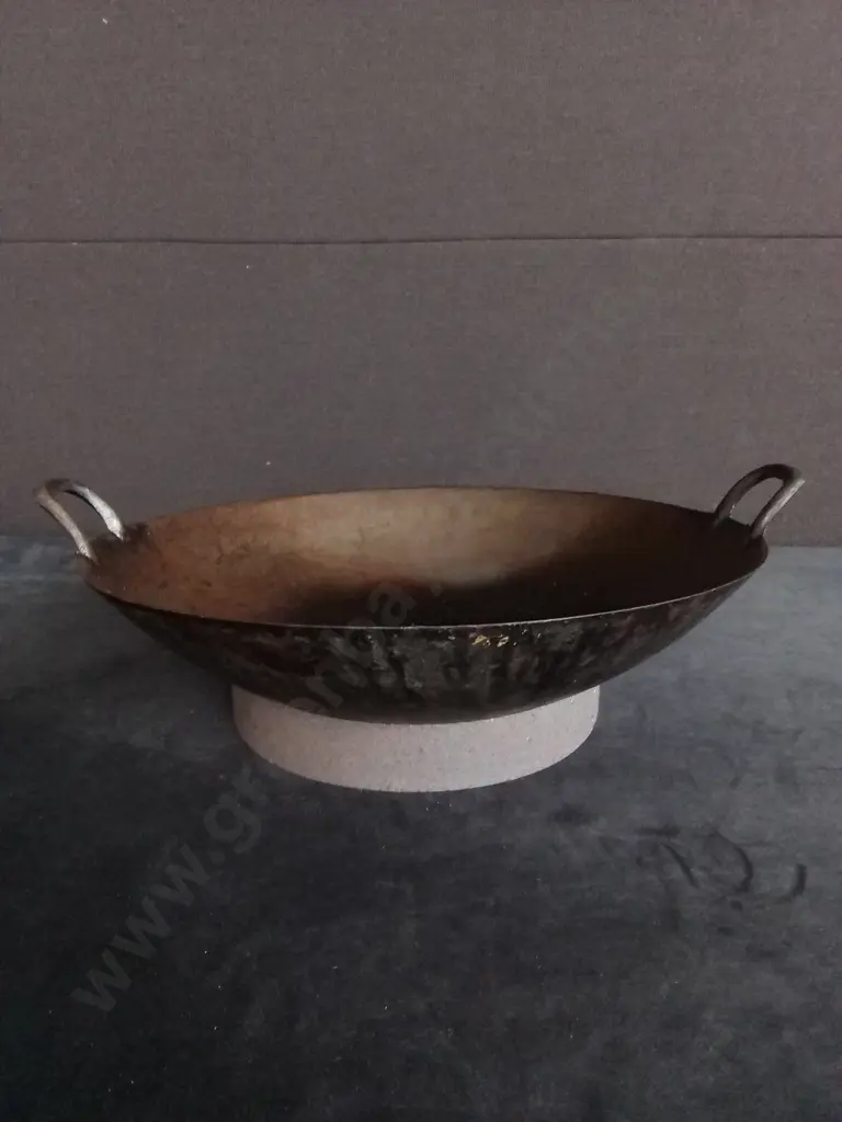 VINTAGE CAST IRON ROUND WOK ON STAND Image 1++