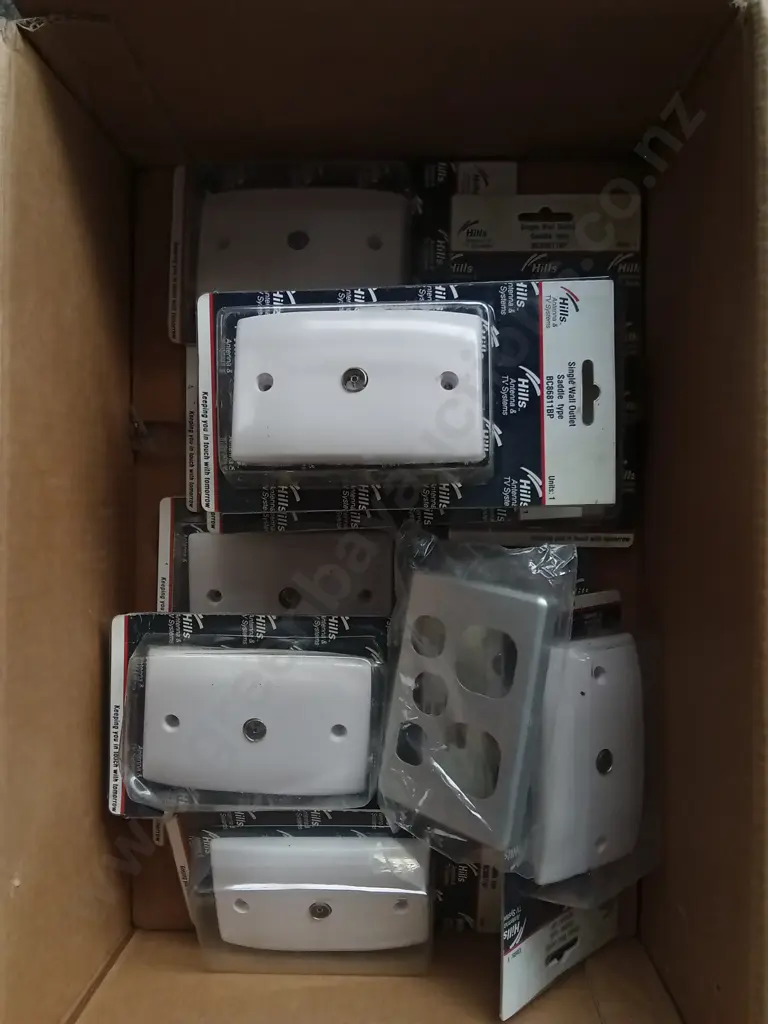 BOX OF BRAND NEW WALL PLATES Image 1++
