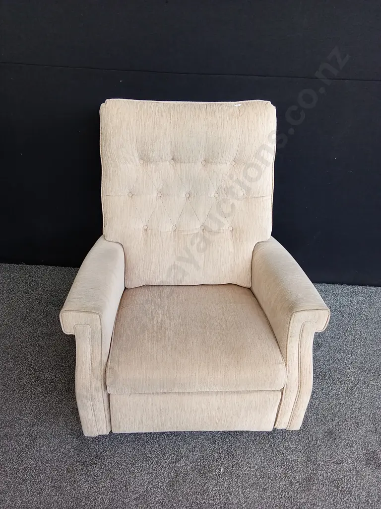 RECLING ARM CHAIR Image 1++