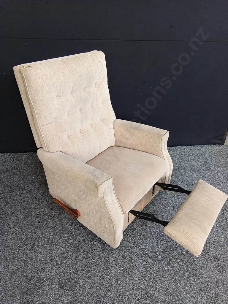 RECLING ARM CHAIR Image 1++