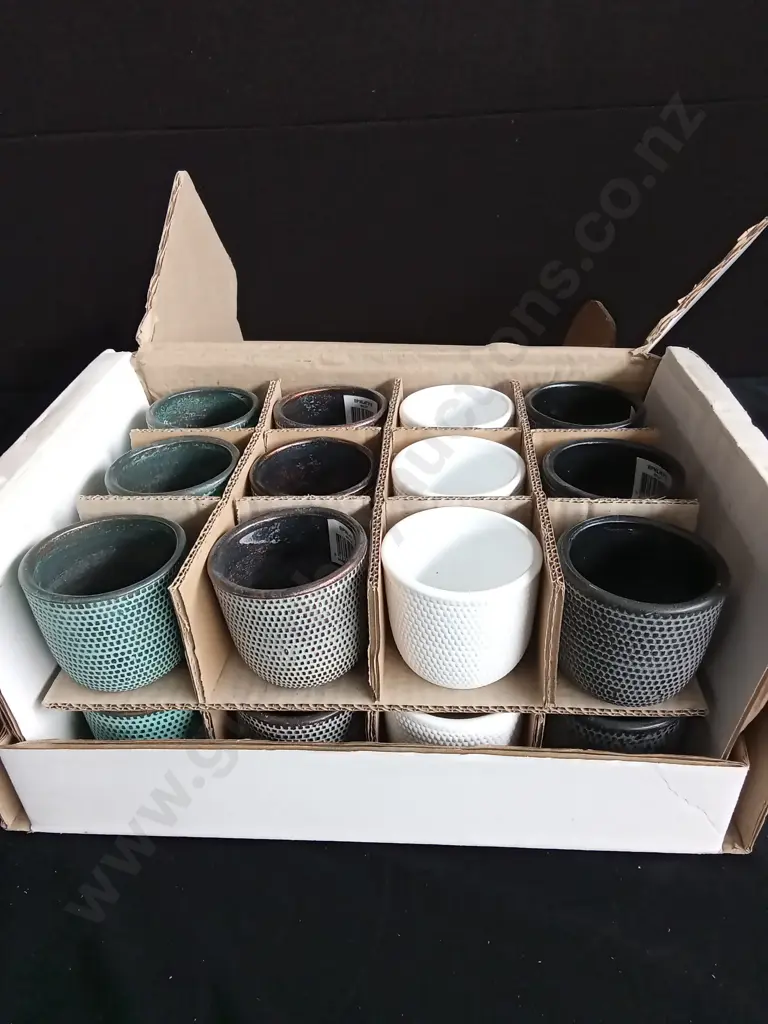 BOX OF 24 NEW ASSORTED COLOUR SMALL PLANT POTS Image 1++