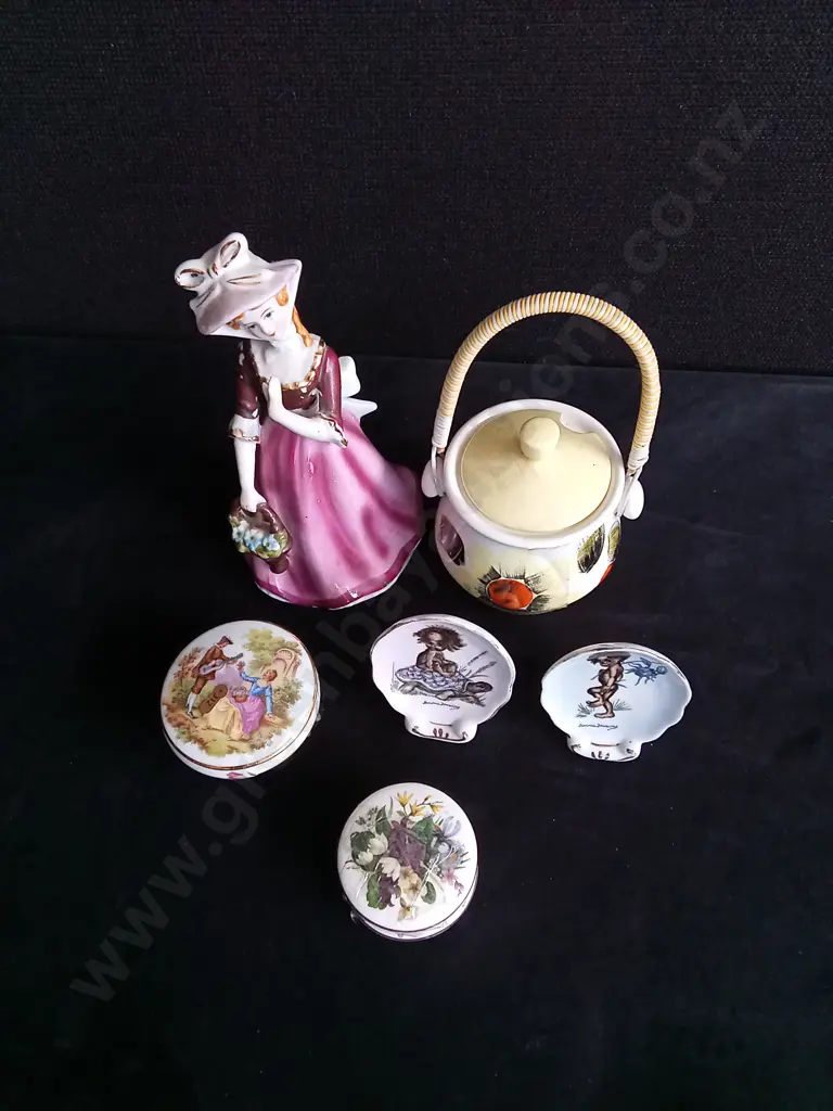 6 PIECES COLLECTION OF VINTAGE DECORATIVE ITEMS Image 1++