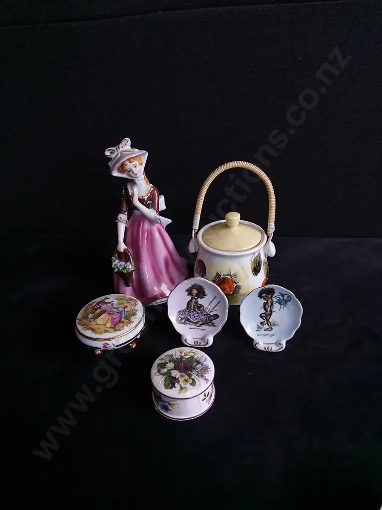 6 PIECES COLLECTION OF VINTAGE DECORATIVE ITEMS Image 1++