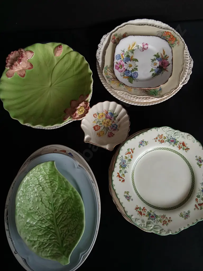 MIXED LOT OF PLATES Image 1++