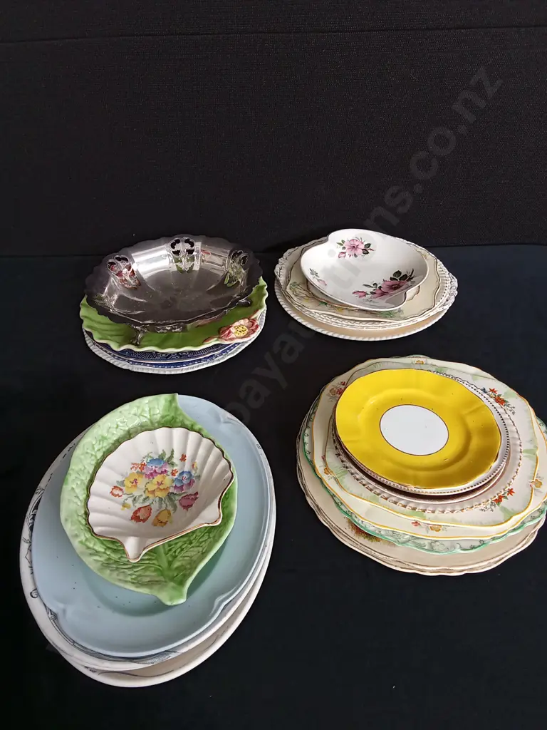 MIXED LOT OF PLATES Image 1++