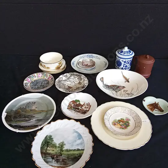 ASSORTED DECORATIVE PLATES AND 2 JARS