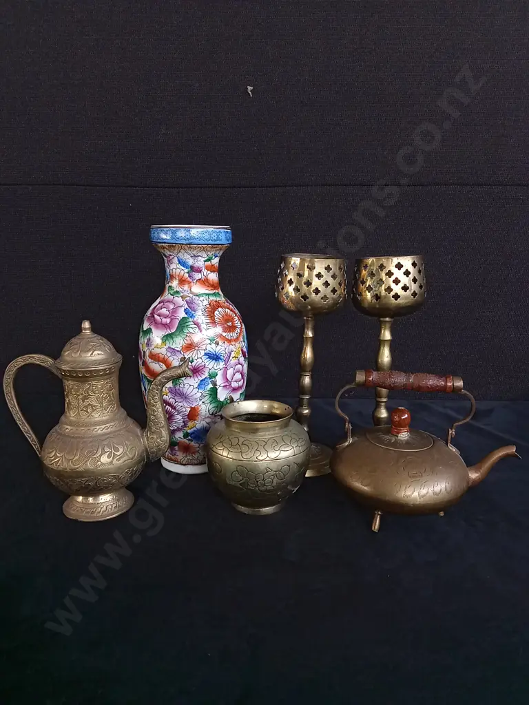 VASE AND VINTAGE BRASS ITEMS Image 1++