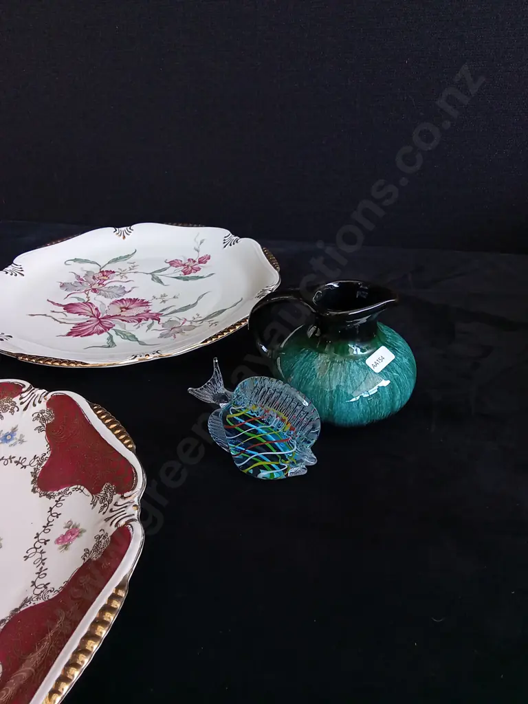 4 PIECES DECORATIVE ITEMS, INCLUDING CERAMIC VASE AND TWO ORNATE PLATES Image 1++