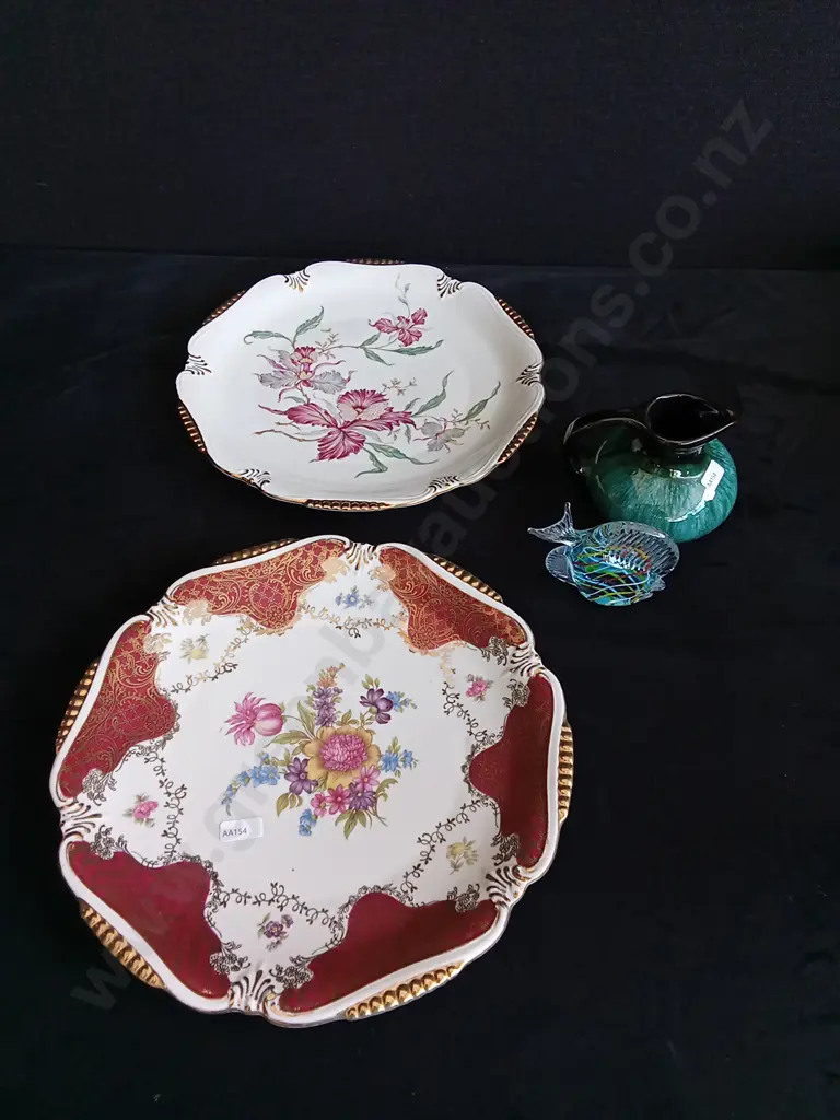 4 PIECES DECORATIVE ITEMS, INCLUDING CERAMIC VASE AND TWO ORNATE PLATES Image 1++