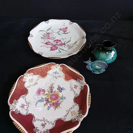 4 PIECES DECORATIVE ITEMS, INCLUDING CERAMIC VASE AND TWO ORNATE PLATES