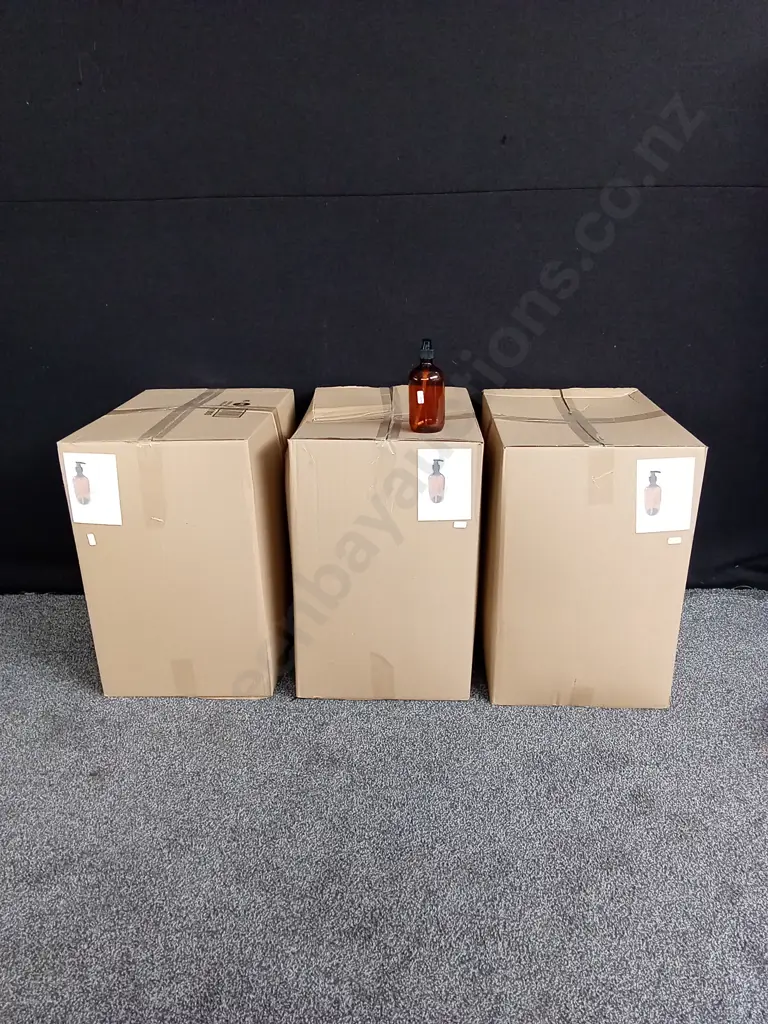 3 BOXES  OF 100 AMBER 500ML BOTTLES AND PUMPS. 300 BOTTLES IN TOTAL Image 1++