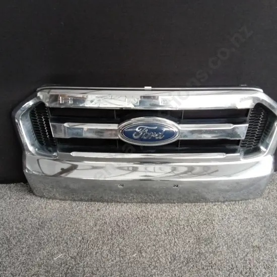 FRONT RADIATOR GRILLE FOR A FORD RANGER