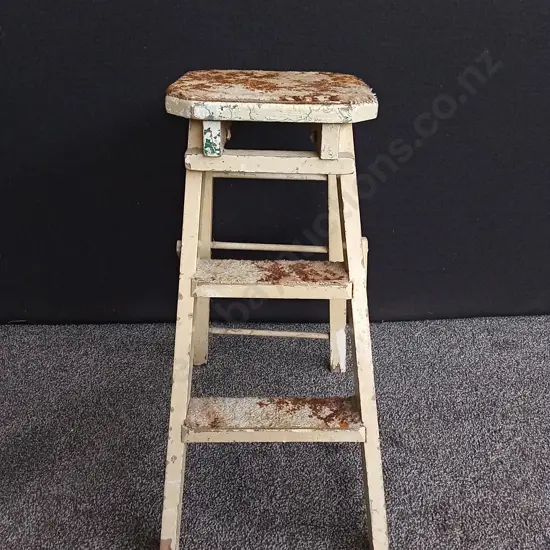 STEPPING STOOL WITH CARPET MISSING SCREW AS PICTURED