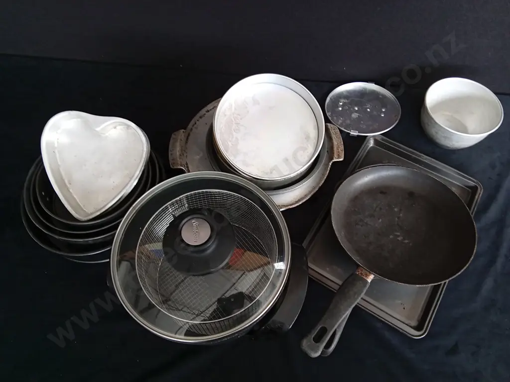 BOX OF ASSORTED KITCHEN ITEMS Image 1++