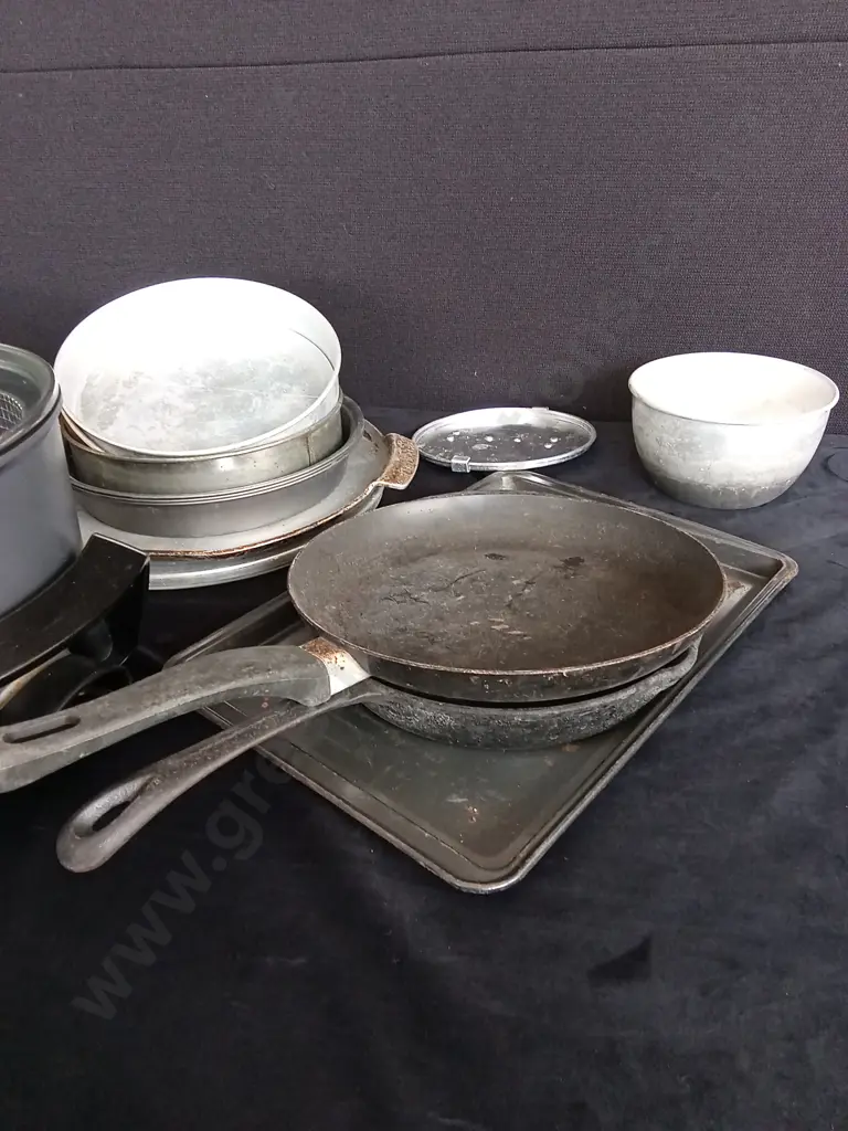 BOX OF ASSORTED KITCHEN ITEMS Image 1++