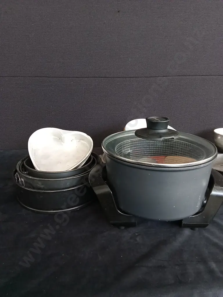 BOX OF ASSORTED KITCHEN ITEMS Image 1++