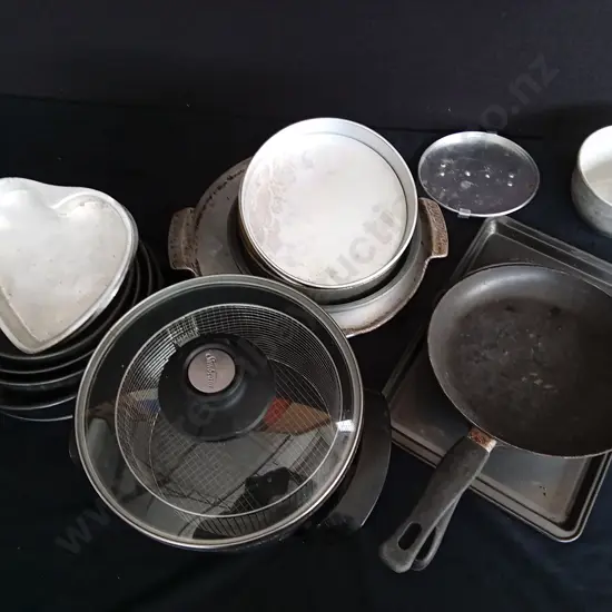 BOX OF ASSORTED KITCHEN ITEMS