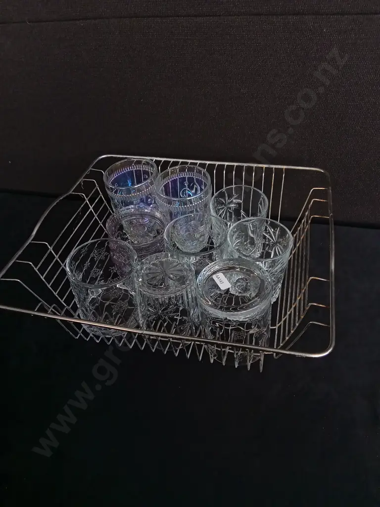MIX OF GLASSES AND WIRE STORAGE BASKET Image 1++