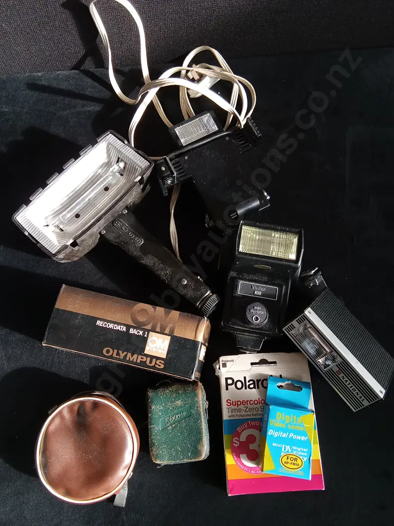 BOX OF VINTAGE PHOTOGRAPHY ACCESSORIES Image 1++