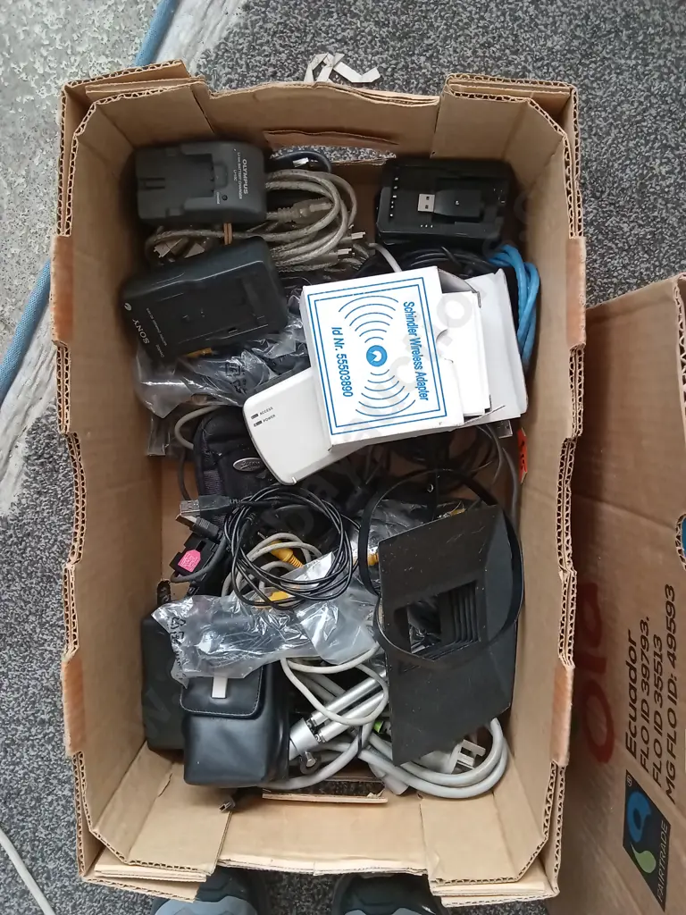 BOX OF VINTAGE PHOTOGRAPHY ACCESSORIES Image 1++